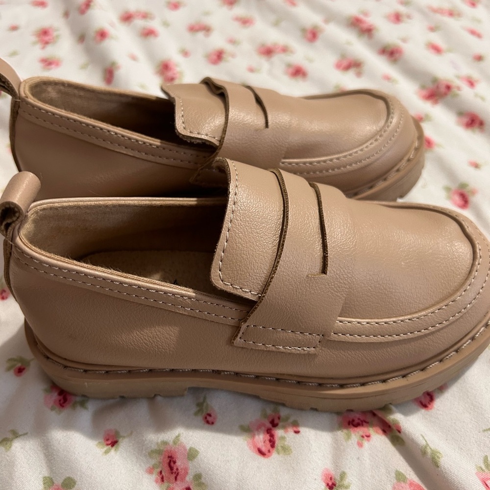Zara Tan Dress Shoes with Classic Slip-On Design